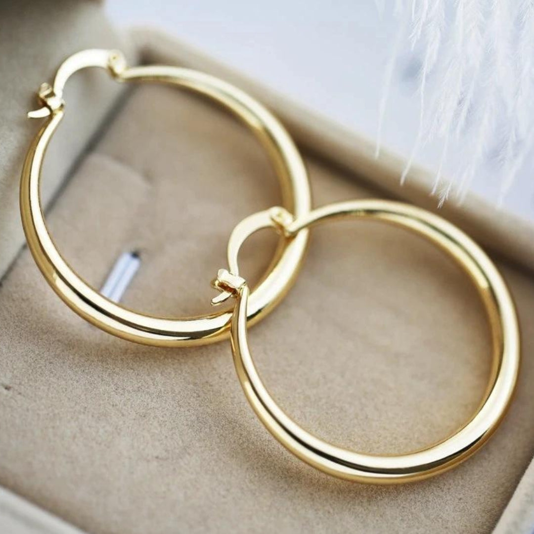 Gold earrings with a big impact